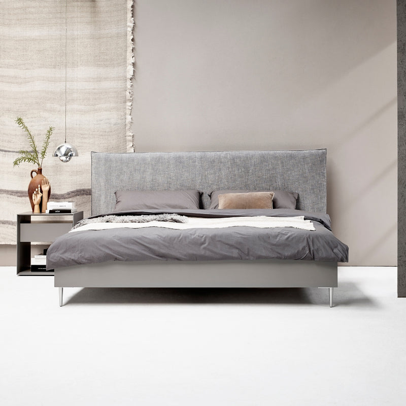 Bett mit gepolstertem Kopfteil Slim, lackiert