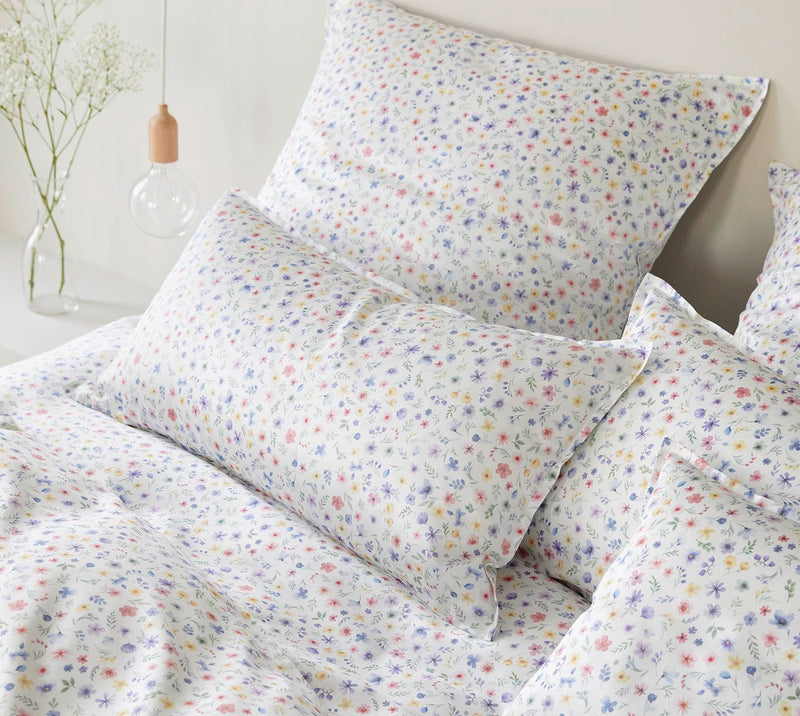 Mako Satin Bettwäsche Beauties mit Millefleurs-Muster – Weiß