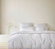Mako Satin Bettwäsche Beauties mit Millefleurs-Muster – Weiß