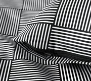 Mako Satin Bettwäsche Crossover mit grafischem Muster – Schwarz-Weiß