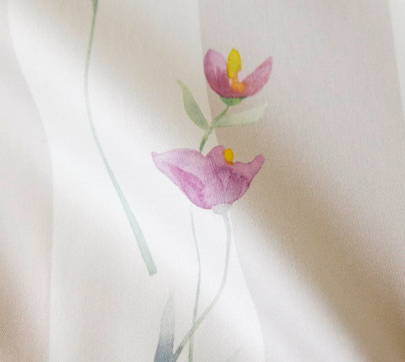 Mako Satin Bettwäsche Flowerstripe mit Blumen und Blockstreifen – Natur