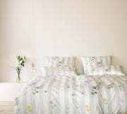Mako Satin Bettwäsche Flowerstripe mit Blumen und Blockstreifen – Natur