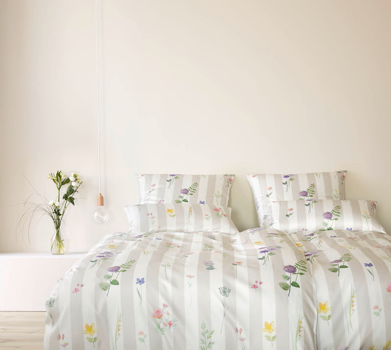 Mako Satin Bettwäsche Flowerstripe mit Blumen und Blockstreifen – Natur