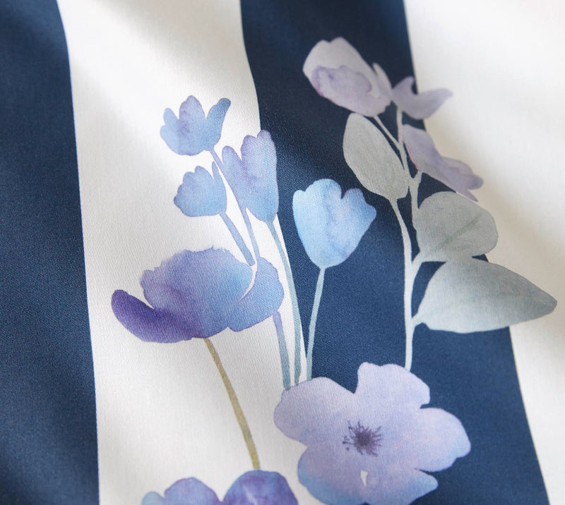 Mako Satin Bettwäsche Flowerstripe mit Blumen und Blockstreifen – Marine