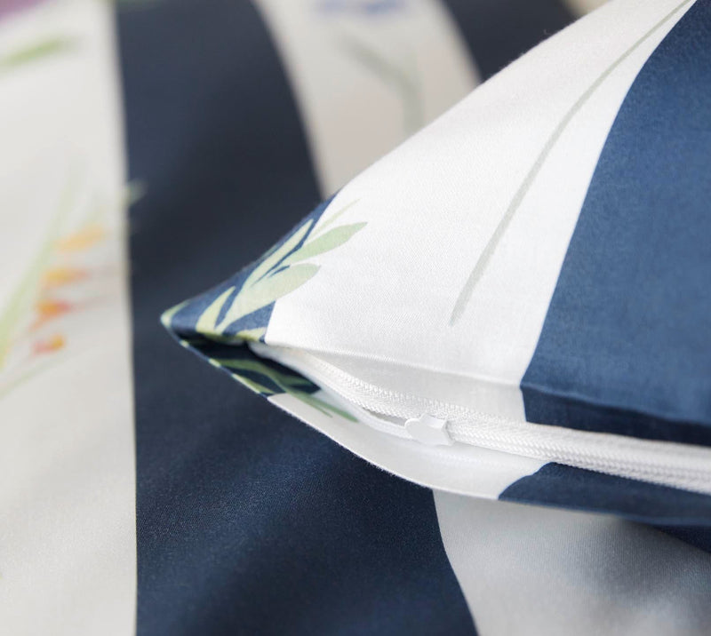 Mako Satin Bettwäsche Flowerstripe mit Blumen und Blockstreifen – Marine