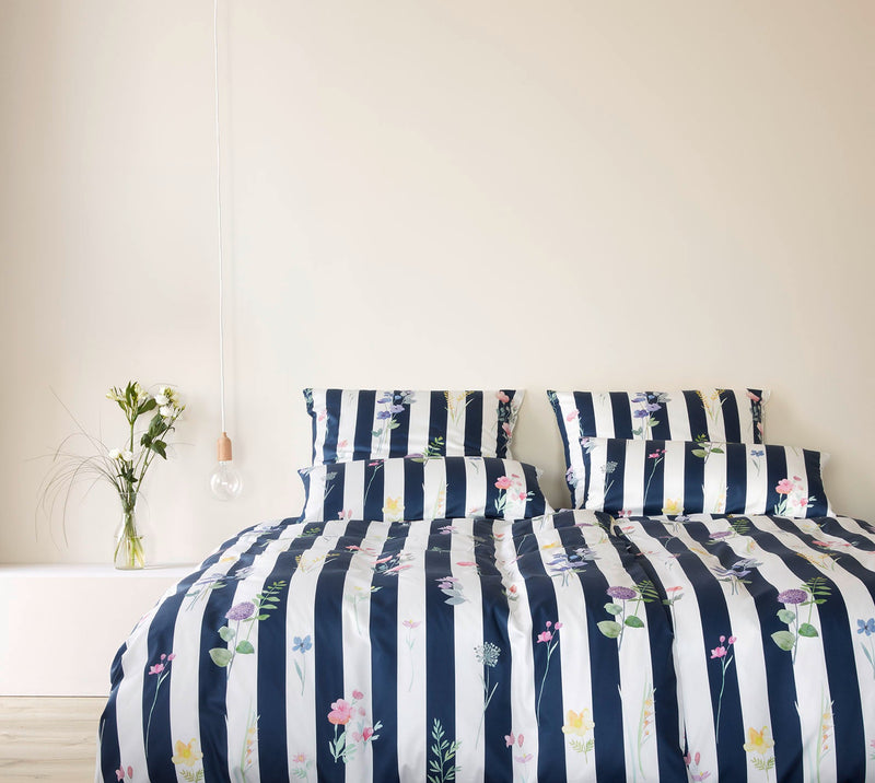 Mako Satin Bettwäsche Flowerstripe mit Blumen und Blockstreifen – Marine