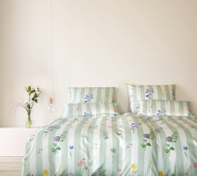 Mako Satin Bettwäsche Flowerstripe mit Blumen und Blockstreifen – Zartgrün