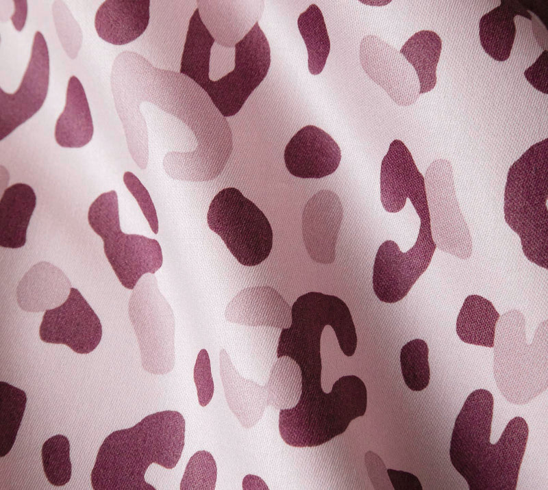 Mako Satin Bettwäsche Leolook mit Leo-Muster – Rose-Bordeaux