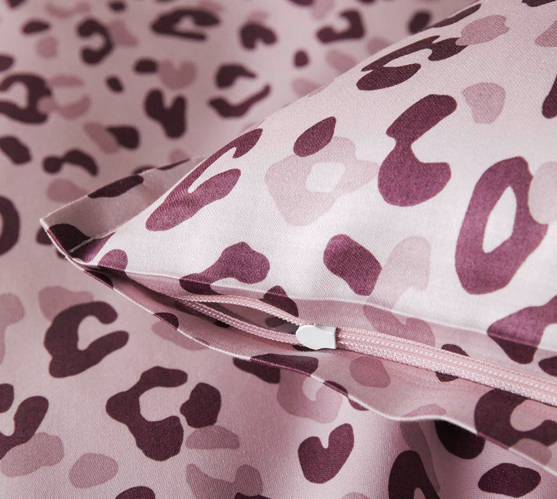 Mako Satin Bettwäsche Leolook mit Leo-Muster – Rose-Bordeaux