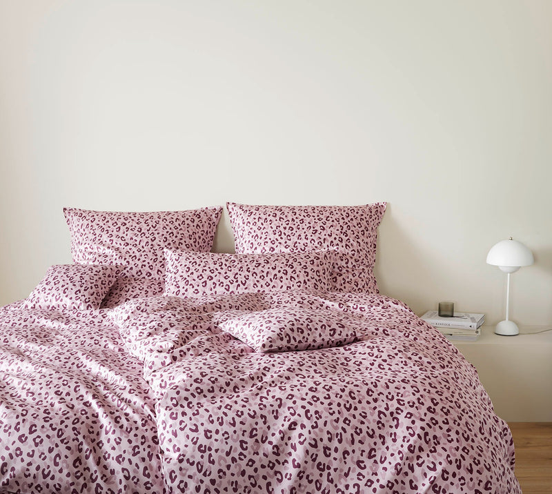 Mako Satin Bettwäsche Leolook mit Leo-Muster – Rose-Bordeaux