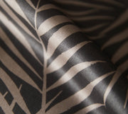 Mako Satin Bettwäsche Maison Leaves mit Palmblatt-Motiv – Basalt