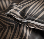 Mako Satin Bettwäsche Maison Leaves mit Palmblatt-Motiv – Basalt