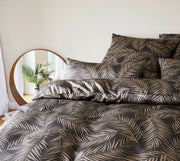 Mako Satin Bettwäsche Maison Leaves mit Palmblatt-Motiv – Basalt