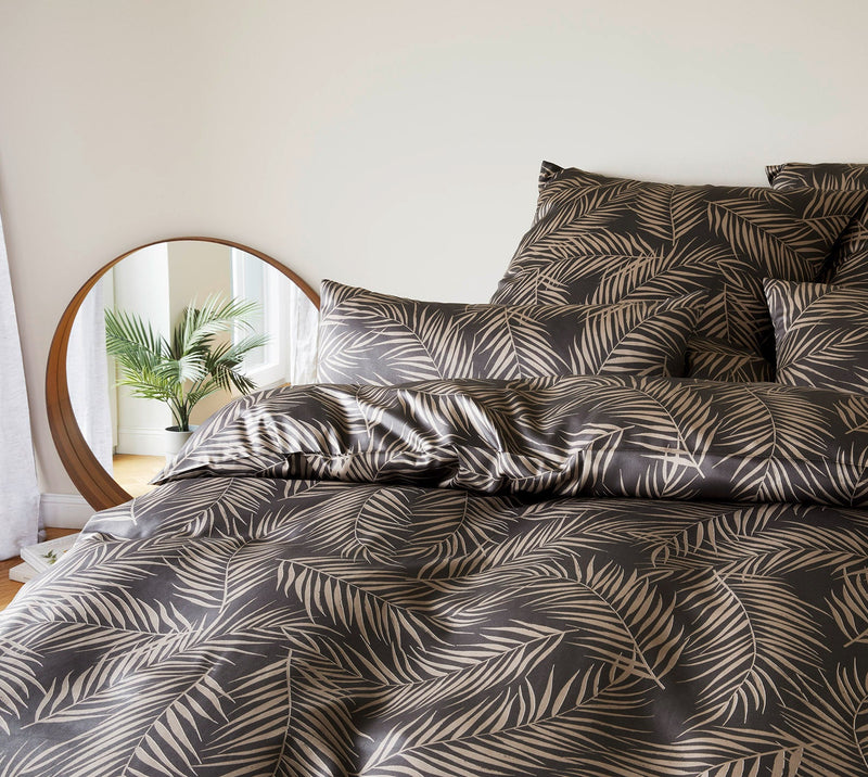 Mako Satin Bettwäsche Maison Leaves mit Palmblatt-Motiv – Basalt