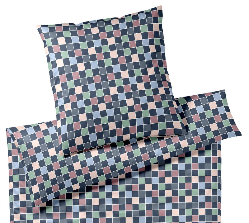 Mako Satin Bettwäsche Scrabble mit Schachbrett-Karo – Nachtblau