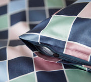 Mako Satin Bettwäsche Scrabble mit Schachbrett-Karo – Nachtblau