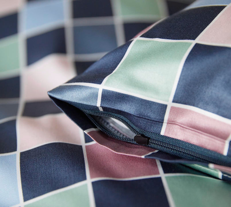 Mako Satin Bettwäsche Scrabble mit Schachbrett-Karo – Nachtblau