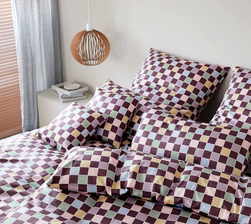 Mako Satin Bettwäsche Scrabble mit Schachbrett-Karo – Merlot