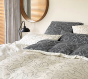 Mako Satin Wende-Bettwäsche Cats mit Katzensilhouetten – Creme-Grau