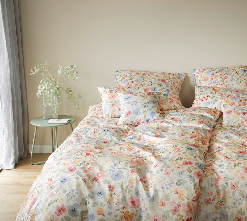 Seiden-Satin Bettwäsche Gentle mit Blüten-Allover – Creme