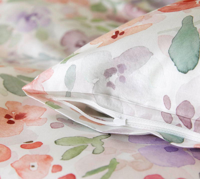 Seiden-Satin Bettwäsche Gentle mit Blüten-Allover – Weiß