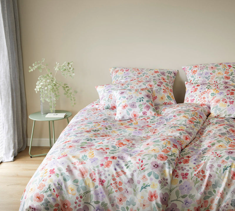 Seiden-Satin Bettwäsche Gentle mit Blüten-Allover – Weiß