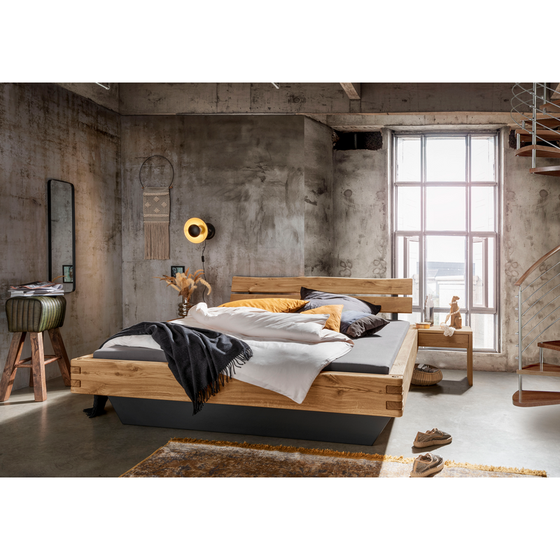 Balkenbett 820 Wildeiche mit Baumkantenkopfteil und Holzunterbau