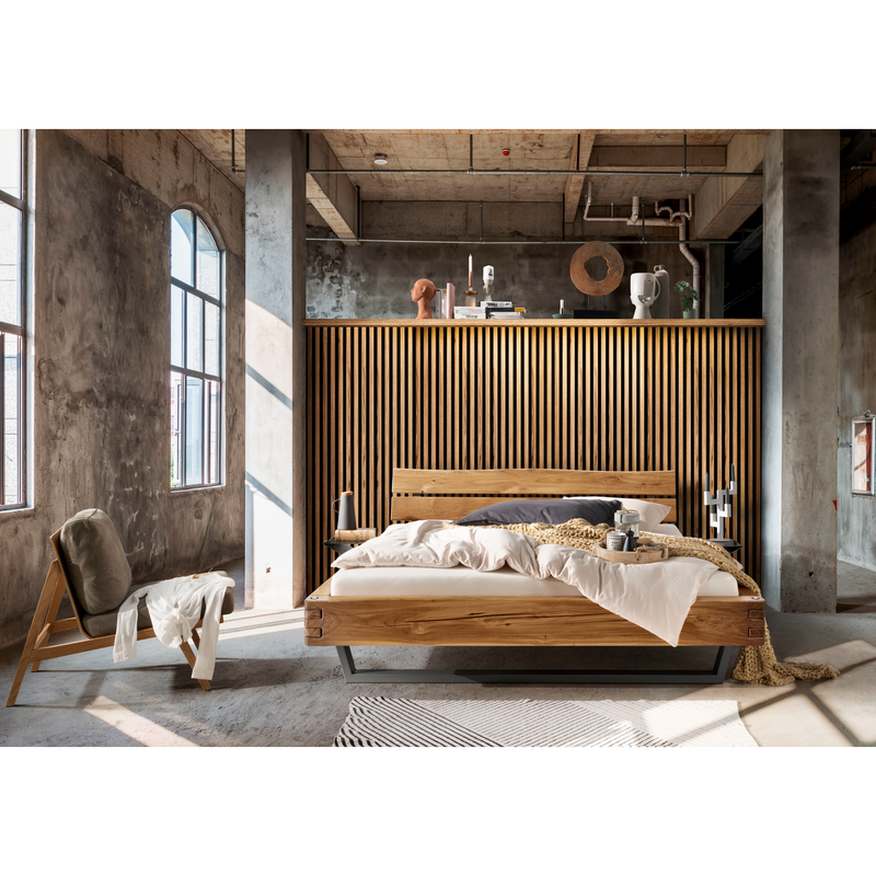 Balkenbett 820-05 Wildeiche mit Baumkantenkopfteil und Metallkufe