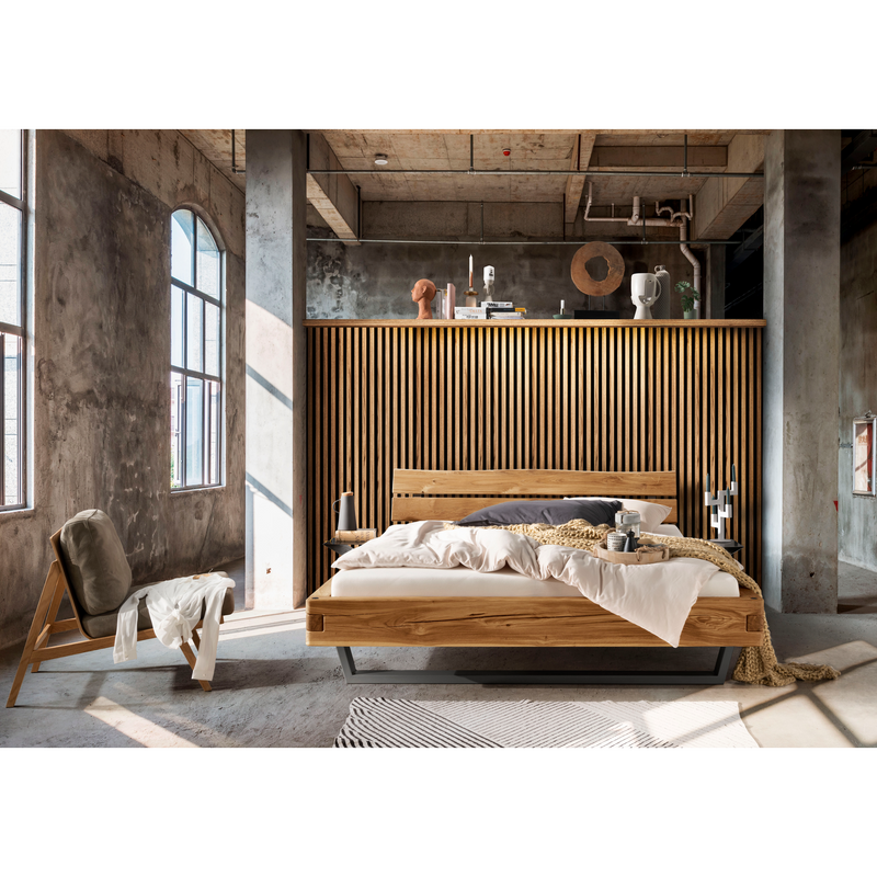 Balkenbett 820-05 Wildeiche mit Baumkantenkopfteil und Metallkufe