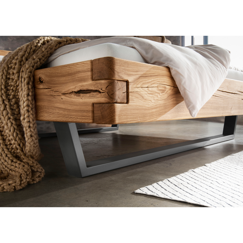 Balkenbett 820-05 Wildeiche mit Baumkantenkopfteil und Metallkufe