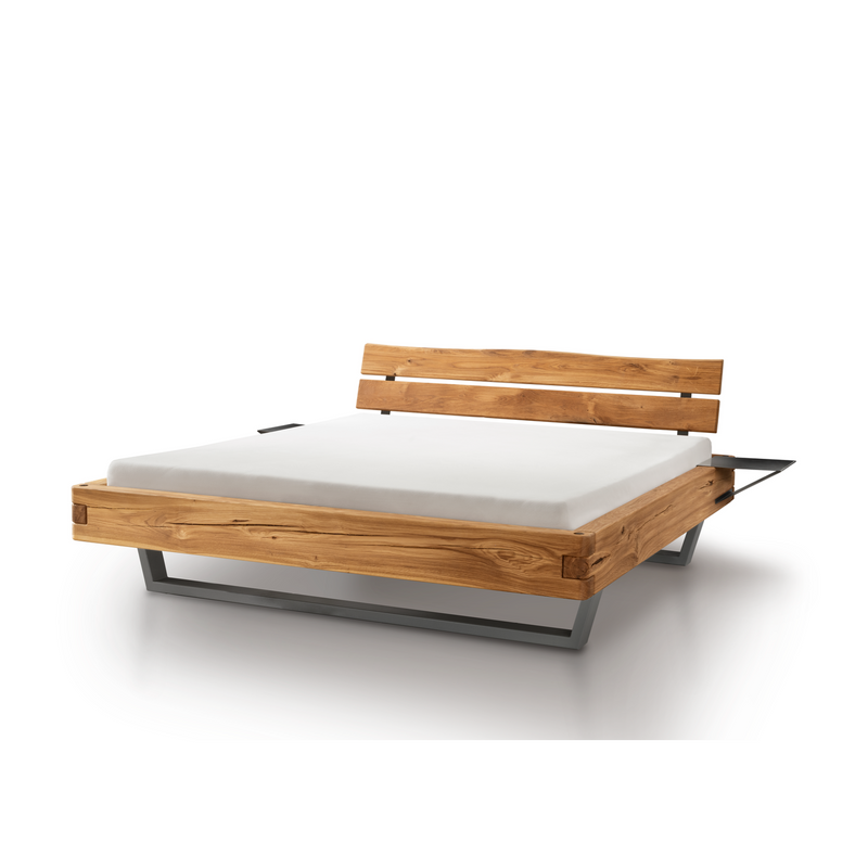 Balkenbett 820-05 Wildeiche mit Baumkantenkopfteil und Metallkufe