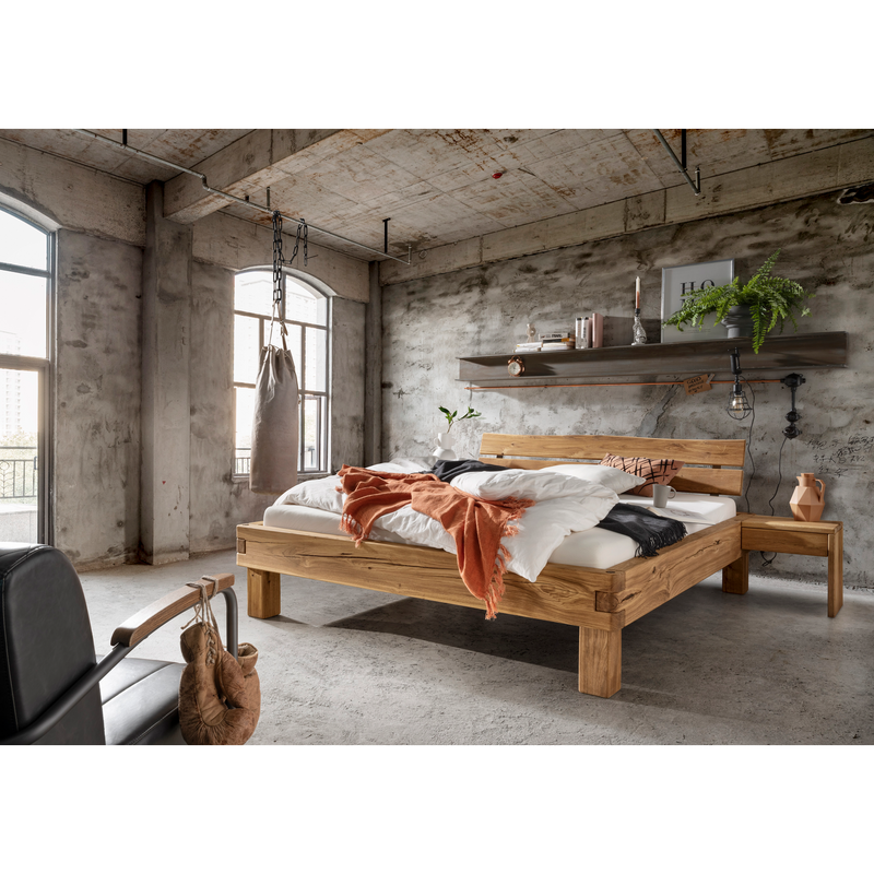 Balkenbett 820-08 mit Baumkantenkopfteil und Holzfüßen