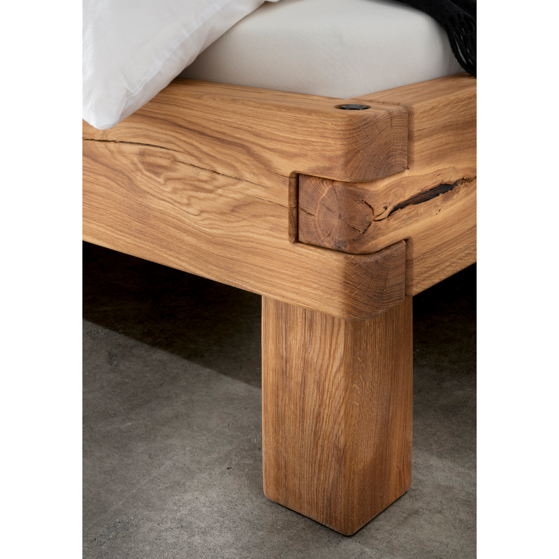Balkenbett 820-08 mit Baumkantenkopfteil und Holzfüßen