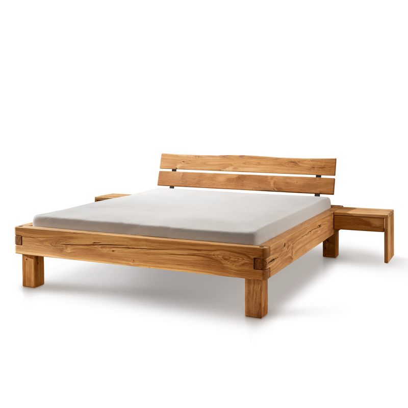 Balkenbett 820-08 mit Baumkantenkopfteil und Holzfüßen