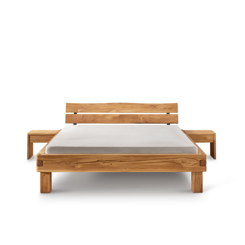 Balkenbett 820-08 mit Baumkantenkopfteil und Holzfüßen
